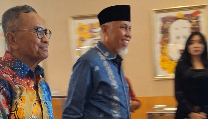 Founder Disway Dahlan Iskan menyambut sejumlah kepala daerah yang menghadiri Disway Top Regional Leader Awards 2026 di Hotel JW Marriott, Jakarta