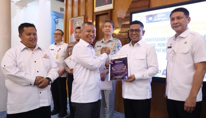 Gubernur Banten Andra Soni menerima penyampaian hasil penilaian pelayanan publik dari Ombudsman RI di Gedung Negara Provinsi Banten