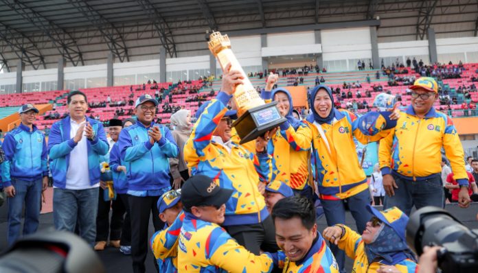 Gubernur Banten Andra Soni menutup Popda XII Tahun 2026 di Stadion Geger Cilegon