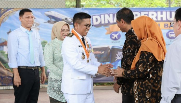 Gubernur Banten Andra Soni menyalami Kepala Dinas Perhubungan Banten Tri Nurtopo