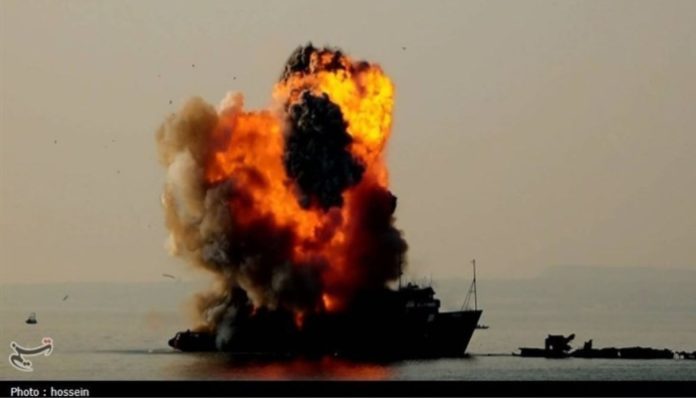 Ilustrasi kapal terbakar di Selat Hormuz (Foto/Taznim news)