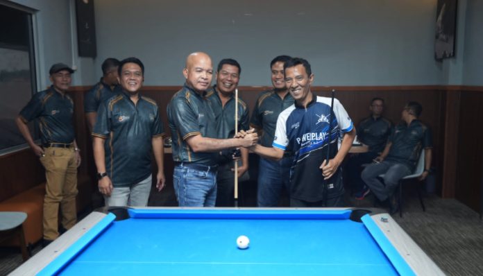 Kapolda Banten Irjen Pol Hengki melakukan pukulan perdana saat membuka Turnamen Billiard Kapolda Banten 2026 di WN Billiard, Kota Serang