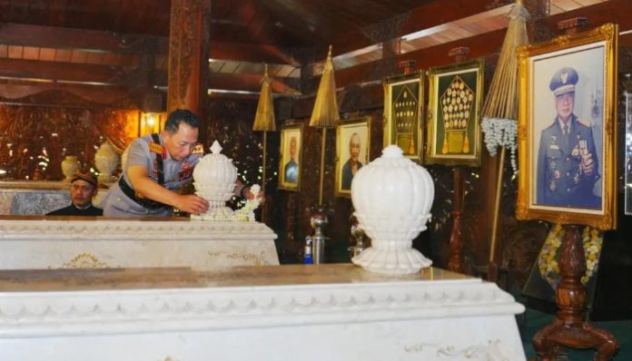 Kapolri Jenderal Listyo Sigit Prabowo berziarah ke makam Presiden ke-2 RI Muhammad Soeharto