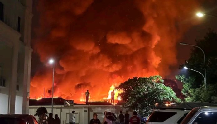 melanda kawasan permukiman padat penduduk di Kemayoran, Jakarta Pusat