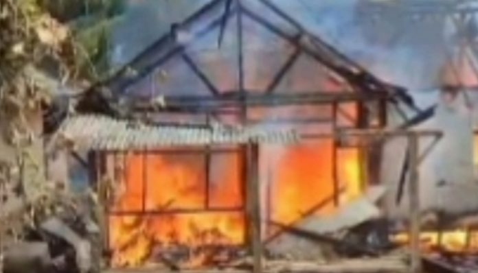 Kebakaran menghanguskan rumah panggung milik warga di Kampung Cibobos Barat, Kabupaten Lebak