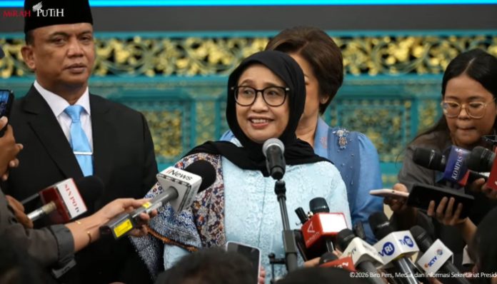 Kepala Badan Gizi Nasional (BGN) Nanik S. Deyang memberikan keterangan usai pelantikan di Istana Negara, Jakarta