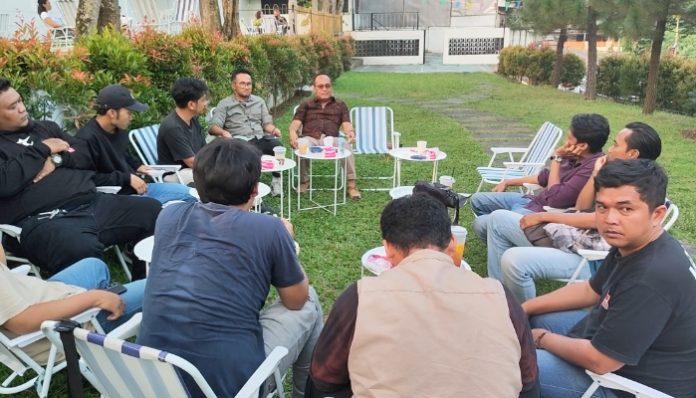 Kepala DPUPR Kota Serang Iwan Sunardi didampingi Kabid Cipta Karya Dadan saat berdiskusi dengan Kelompok Kerja Wartawan Kota Serang (PWKS)