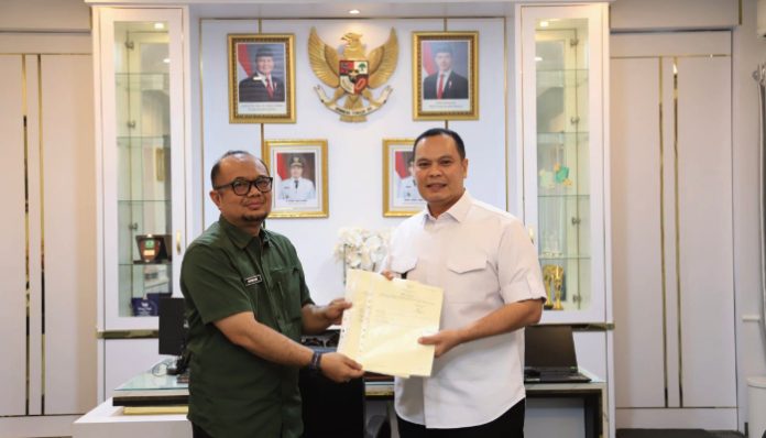 Kepala Kantor Pertanahan Kota Serang Osman Affan menyerahkan 10 sertipikat Barang Milik Negara (BMN) kepada Wali Kota Serang Budi Rustandi di Kantor Wali Kota Serang, Rabu (10/6/2026)