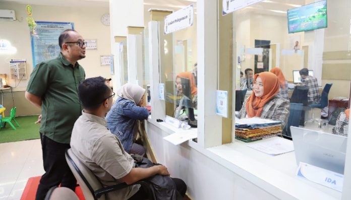 Kepala Kantor Pertanahan Kota Serang, Osman Affan saat meninjau Loket pelayanan, Rabu 10 Juni 2026 (Foto/Humas Kantor Pertanahan Kota Serang).