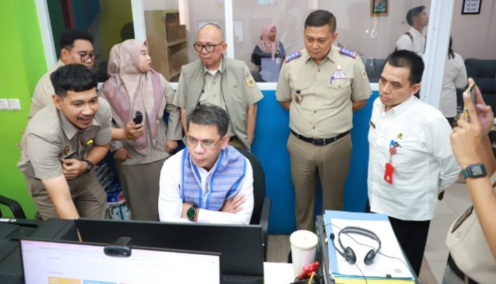 Kepala Kantor Wilayah BPN Provinsi Banten, Harison Mocodompis, meninjau layanan inovasi digital di Kantor Pertanahan (BPN) Kota Tangerang