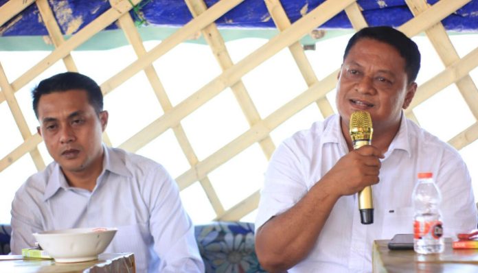 Ketua HNSI DPC Kabupaten Pandeglang, Dede Widarso (kanan) saat berdialog dengan para nelayan di Pantai Teluk Batako, Kecamatan Labuan