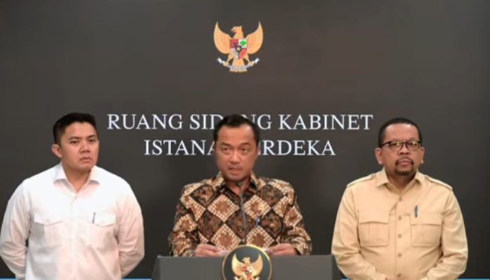 Konferensi pers Mensesneg saat umumkan pergantian Kepala BGN
