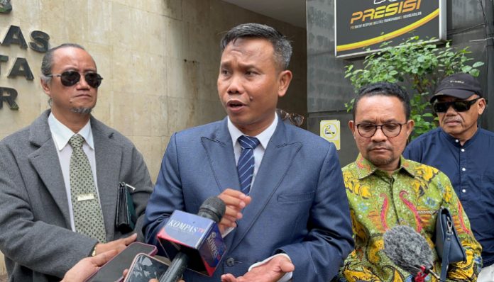 Kuasa hukum Roy Suryo, Ahmad Khozinudin