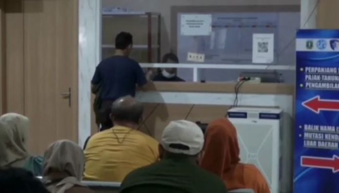 Masyarakat sedang membayar pajak kendaraan di UPT Samsat Kota Cilegon