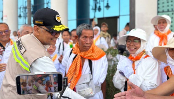 Menteri Haji dan Umrah Republik Indonesia, Mochamad Irfan Yusuf, menyapa Jemaah Haji Indonesia