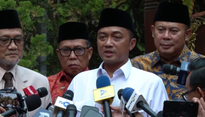 Menteri Sekretaris Negara (Mensesneg) Prasetyo Hadi memberikan keterangan kepada awak media
