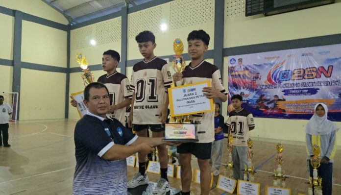 Para pemenang lomba O2SN SMP saat menerima piala
