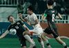 Pemain Timnas Indonesia U-19 berusaha melewati kawalan pemain Australia pada laga semifinal Piala AFF U-19 2026