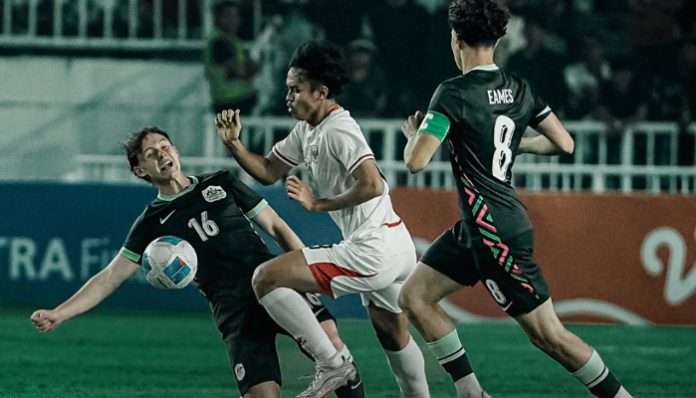 Pemain Timnas Indonesia U-19 berusaha melewati kawalan pemain Australia pada laga semifinal Piala AFF U-19 2026
