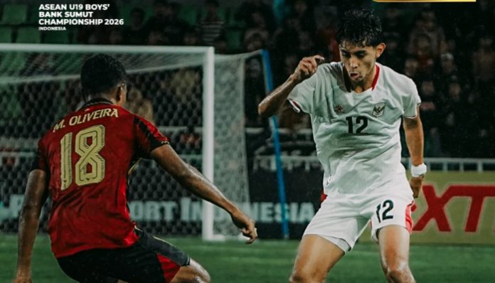 Pemain Timnas Indonesia U-19 menggiring bola saat menghadapi Timor Leste pada laga Grup A Piala AFF U-19 2026