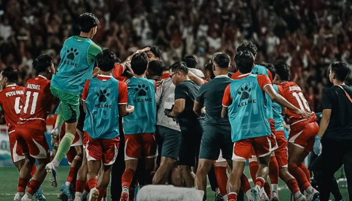 Pemain Timnas Indonesia U-19 merayakan kemenangan dramatis 2-1 atas Vietnam dan merebut puncak klasemen Grup A AFF U-19 2026