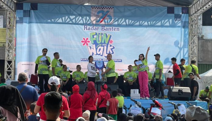 Penyerahan hadiah utama berupa motor listrik kepada salah satu pemenang door prize pada Fun Walk HUT ke-26 Radar Banten di Royal Baroe, Kota Serang