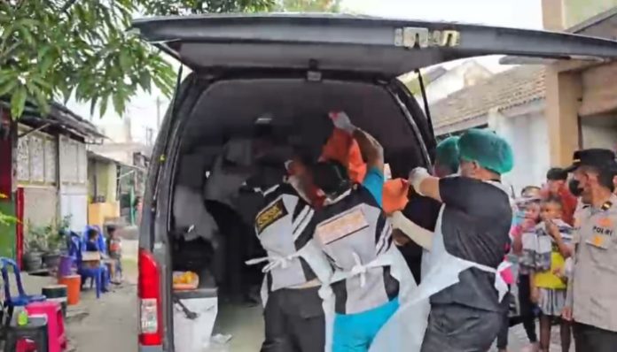 Petugas kepolisian dan medis melakukan evakuasi jasad seorang lansia di TBL