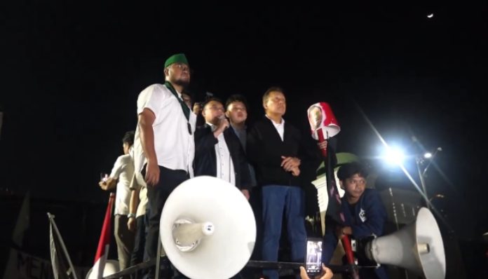 Pimpinan DPR RI menemui perwakilan mahasiswa yang menggelar aksi unjuk rasa di Kompleks Parlemen, Senayan, Jakarta
