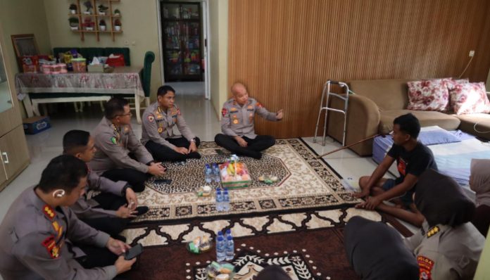 Polda Banten Jenguk Personel yang Sakit Jelang Hari Bhayangkara ke-80