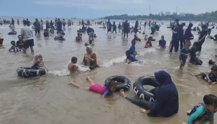 Ribuan wisatawan memadati kawasan Pantai Carita, Kabupaten Pandeglang, saat libur panjang Iduladha 1447 Hijriah