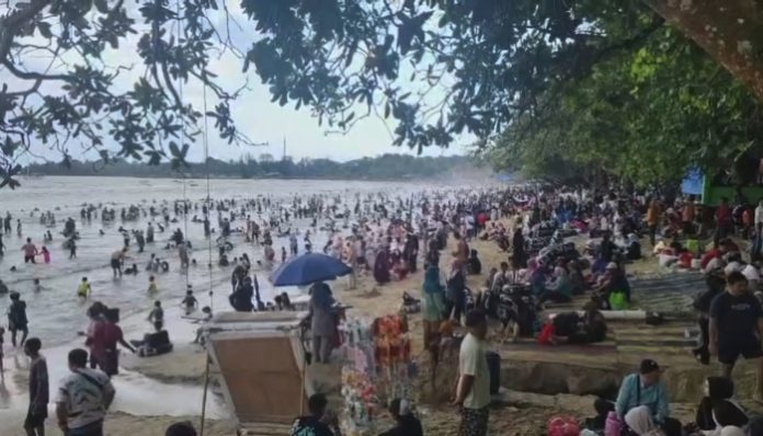 Ribuan wisatawan memadati kawasan Pantai Carita, Kabupaten Pandeglang, saat libur panjang Iduladha 1447 Hijriah