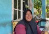 Santinah, seorang ibu rumah tangga di Kecamatan Curug, Kota Serang, menekuni usaha keripik pisang dan singkong