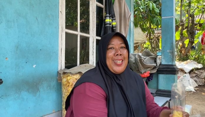 Santinah, seorang ibu rumah tangga di Kecamatan Curug, Kota Serang, menekuni usaha keripik pisang dan singkong