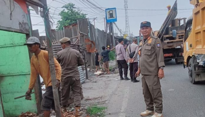 Satpol PP bongkar bangunan liar