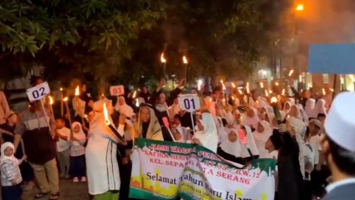 Ratusan warga Perumahan Safira menggelar pawai obor dan muhasabah diri