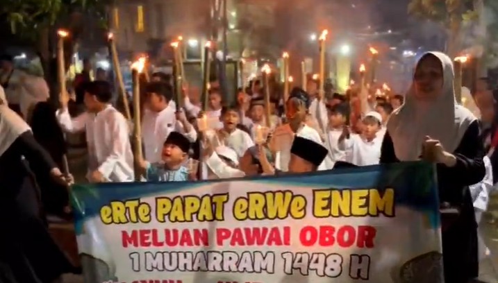 Ratusan warga Perumahan Safira menggelar pawai obor dan muhasabah diri