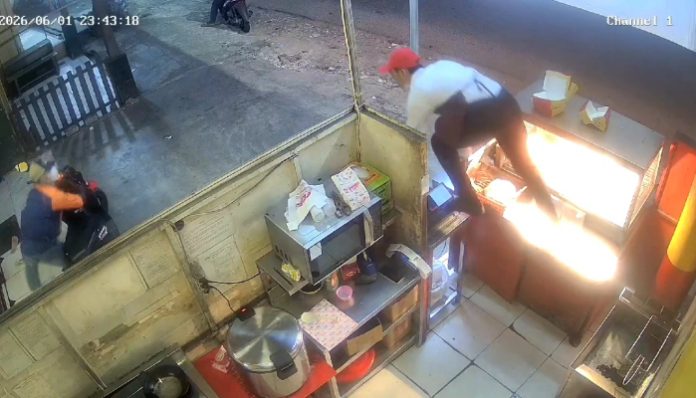 Seorang karyawan toko tengah berusaha mengejar pelaku curanmor di toko tempat ia bekerja.