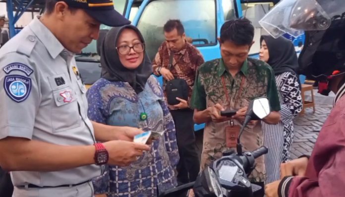 UPTD Samsat Pandeglang gelar razia pajak di Alun-Alun Pandeglang