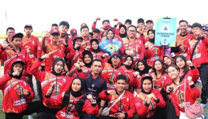 Wakil Bupati Lebak Amir Hamzah foto bersama atlet usai penutupan POPDA XII Provinsi Banten 2026 di Stadion Geger Cilegon