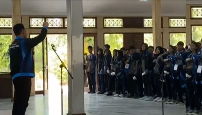 Wakil Bupati Pandeglang Iing Andri Supriadi melepas kontingen atlet pelajar yang akan berlaga pada POPDA XII Banten 2026 di Kota Cilegon