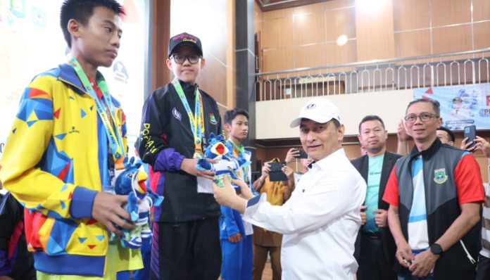 Wakil Gubernur Banten Achmad Dimyati Natakusumah menyerahkan medali kepada atlet usai penutupan cabang olahraga catur Popda XII Banten 2026