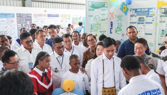 Wakil Presiden (Wapres) RI Gibran Rakabuming Raka didampingi Gubernur Banten Andra Soni meninjau hasil penelitian dan inovasi siswa pada Expo GenIUS 2026, di Karawaci, Kabupaten Tangerang