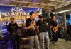 Wakil Wali Kota Serang Nur Agis Aulia bernyanyi bersama komunitas Slankers saat Pengukuhan dan Pelantikan SFC Serang Raya