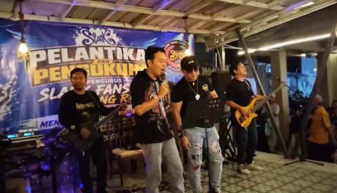 Wakil Wali Kota Serang Nur Agis Aulia bernyanyi bersama komunitas Slankers saat Pengukuhan dan Pelantikan SFC Serang Raya