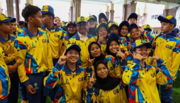 Wali Kota Tangerang Sachrudin foto bersama dengan atlet POPDA XII Kota Tangerang