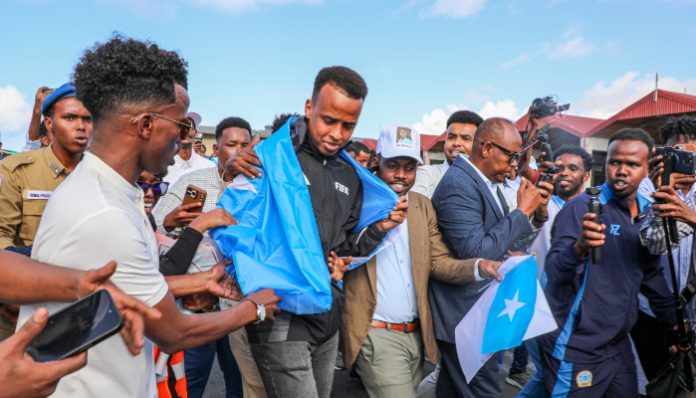 Wasit Somalia Omar Artan tetap disambut bak pahlawan saat kembali ke Mogadishu