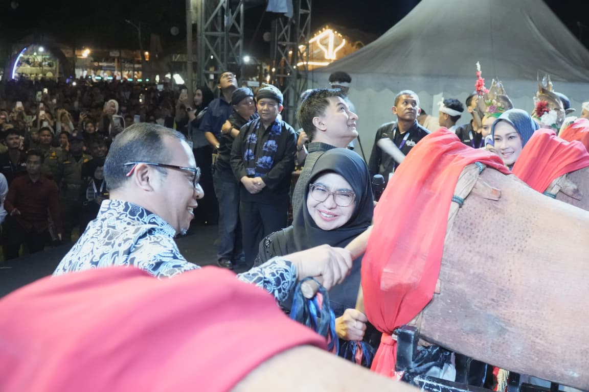 Bupati Pandeglang Dewi Setiani saat menghadiri festival Gebrag Ngadu Bedug