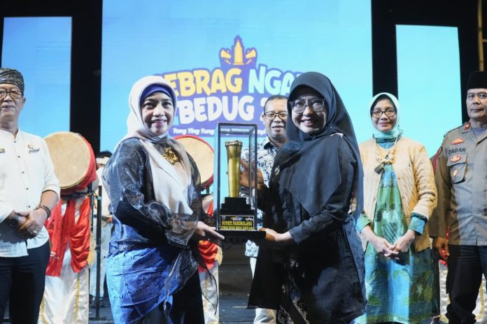 Bupati Pandeglang Dewi Setiani saat menghadiri festival Gebrag Ngadu Bedug
