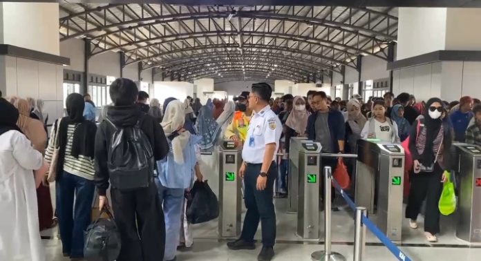Ribuan penumpang memadati Stasiun Rangkasbitung