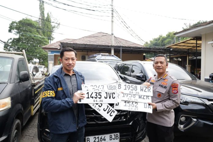 Direktur Reserse Kriminal Umum Polda Banten, Kombes Pol Dian Setyawan (kiri) dan Kabid Humas Polda Banten Kombes Pol Maruli Hutapea memegang barang bukti